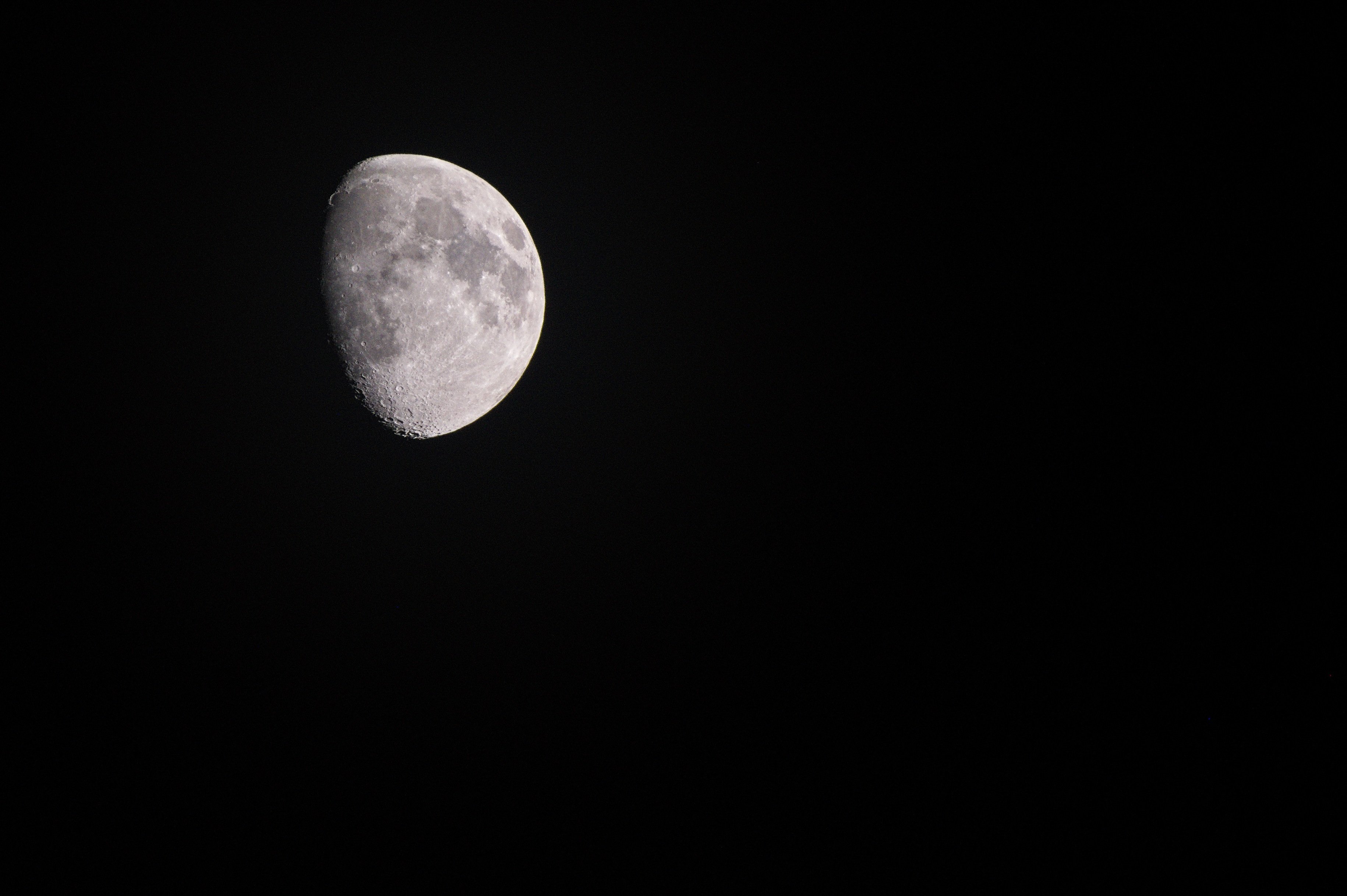 Половина Луны. Белая Луна. Половина Луны красивый фон.