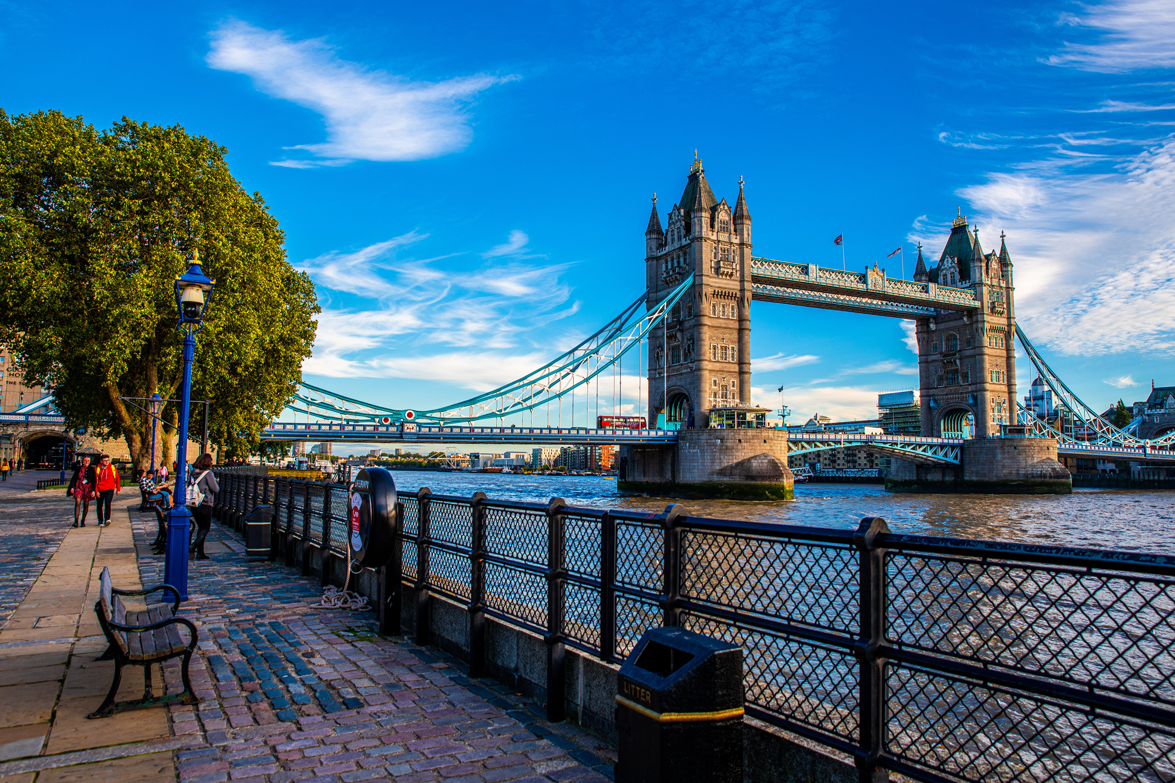 London. Набережная Виктории Лондон. Набережные Англии. Фон Англия мост. Лондон фото на рабочий стол.