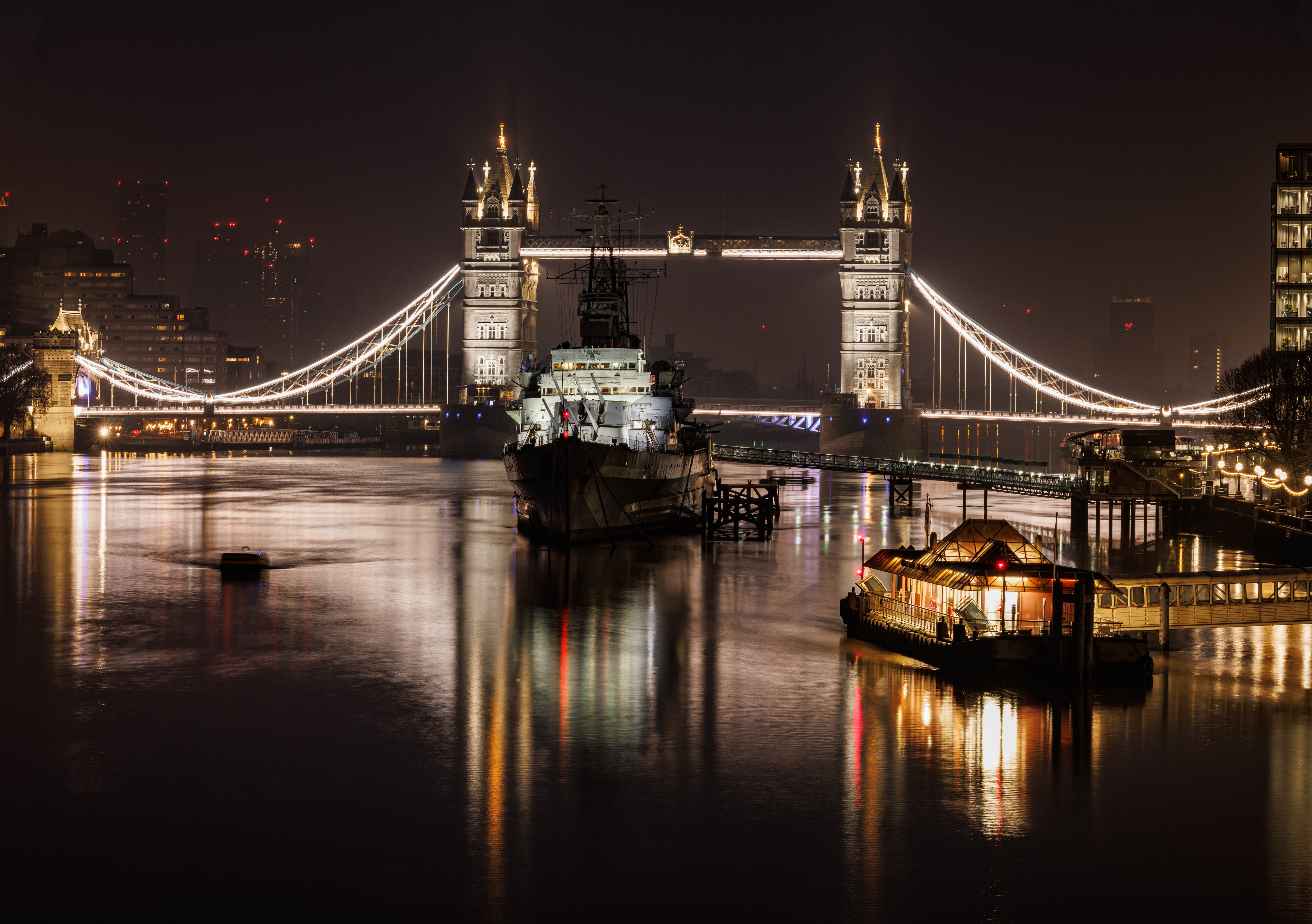 Zastaki.com - Корабль на реке у старого моста ночью, Лондон. Англия