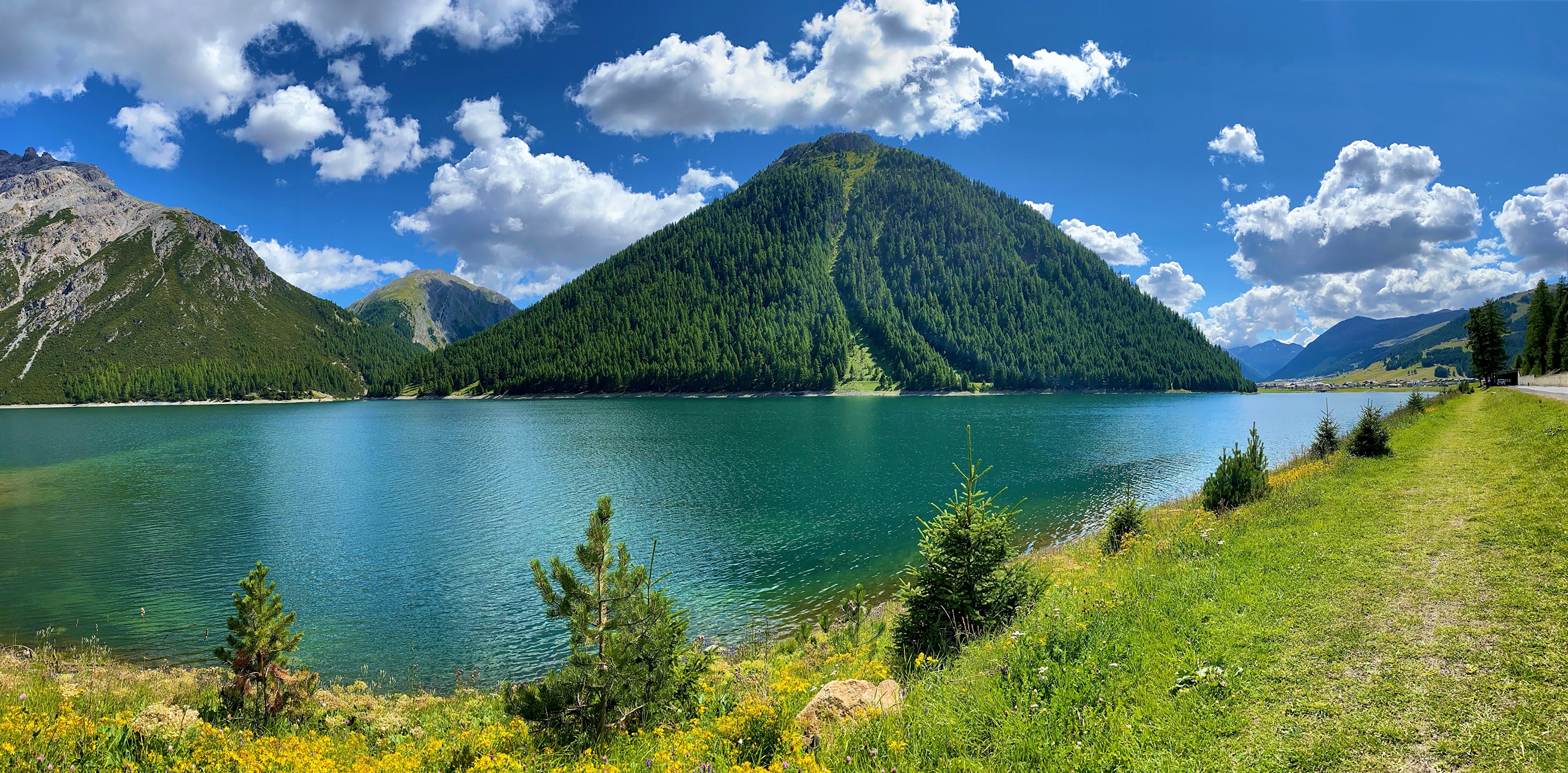 Zastaki.com - Водохранилище Lago di Livigno у гор, Италия