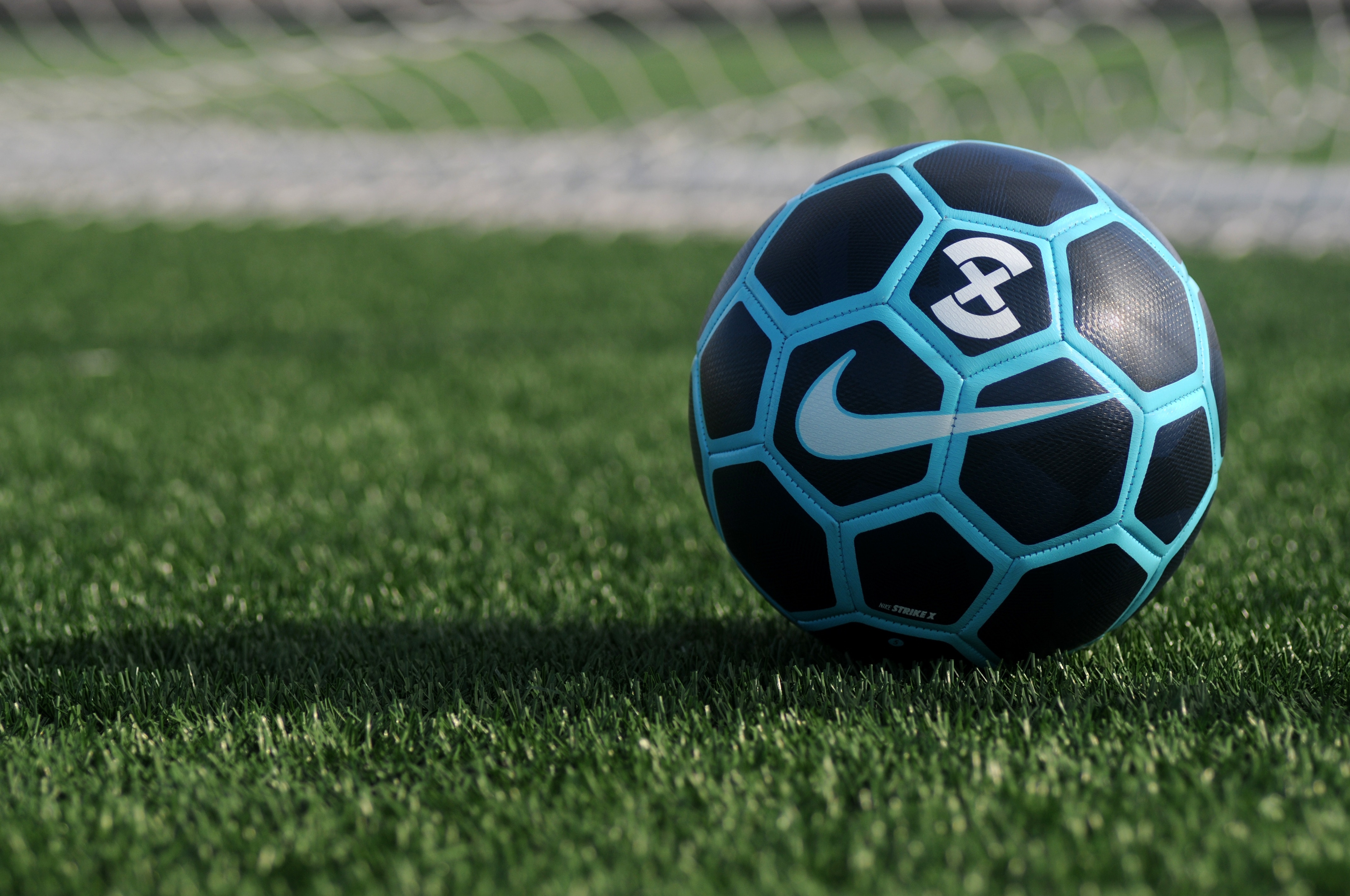Покажи футбол мяч. Футбольный мяч. Мяч на траве. Футбольный мяч на газоне. Фотография футбольного мяча.