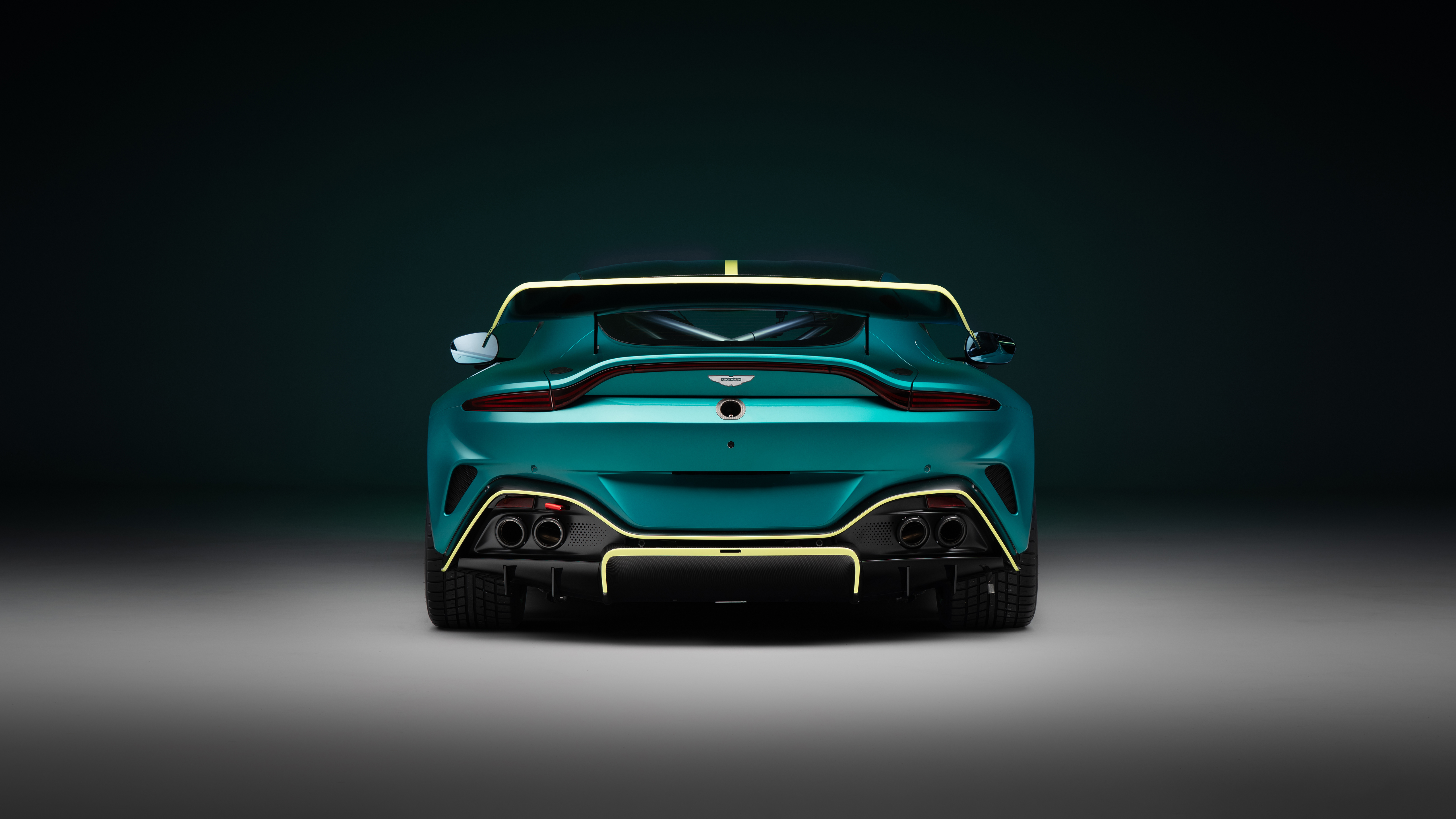 Автомобиль Aston Martin Vantage GT4 2024 года вид сзади - обои для ...